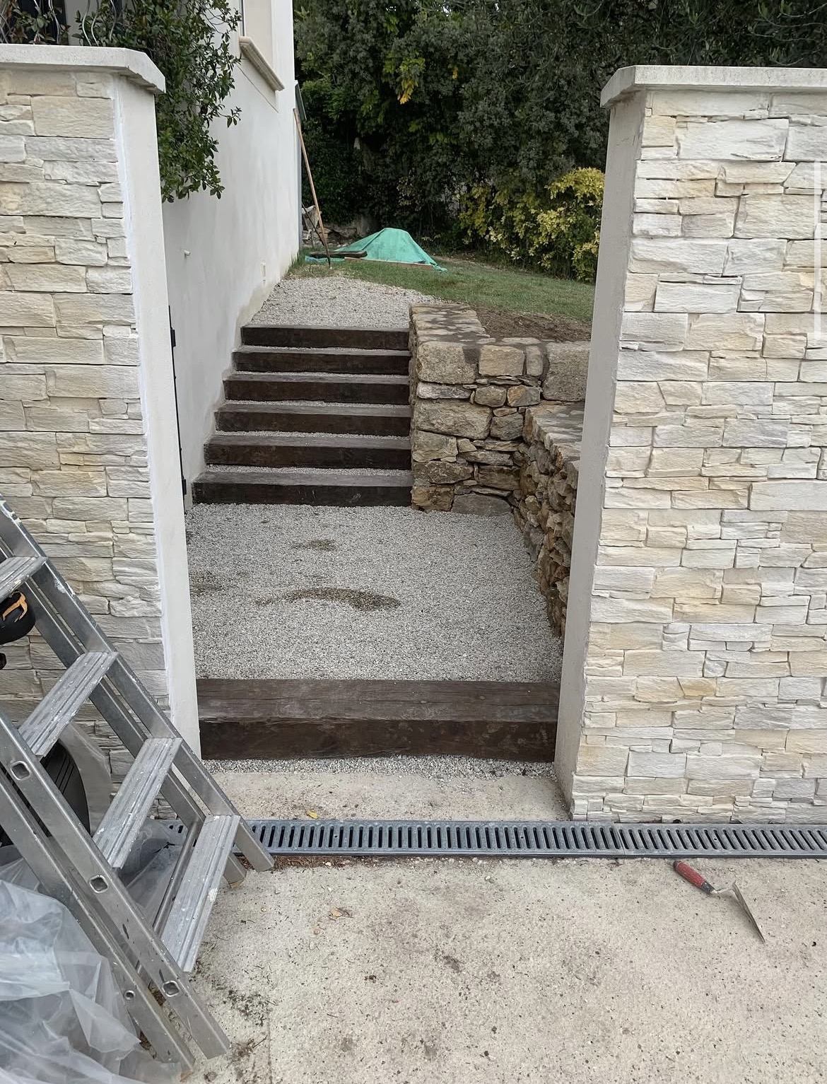 Aménagement d'escaliers extérieurs en pierre